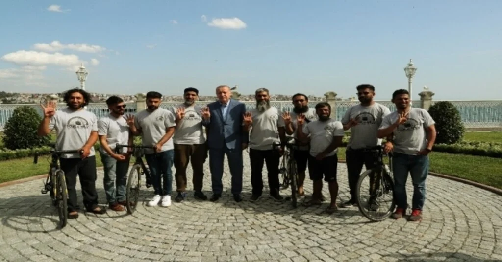 Cumhurbaşkanı Erdoğan, Bisikletle Hac Yolculuğuna Çıkan 8 İngiliz Vatandaşını Kabul Etti