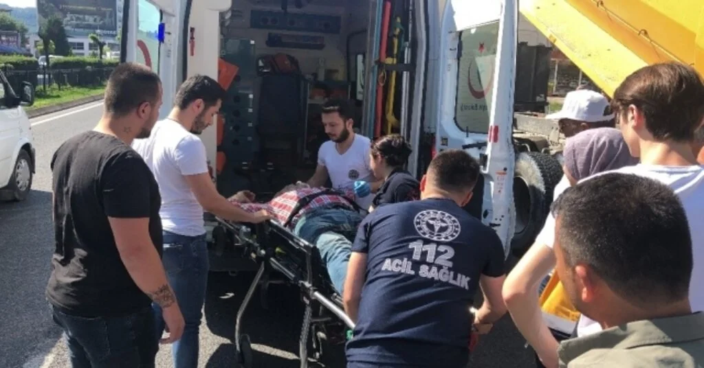 Damperi Açılan Kamyon Üst Geçide Çarptı: 1 Yaralı