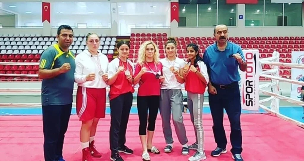 DEMİR YUMRUKLAR RİNGİN TOZUNU ATTI