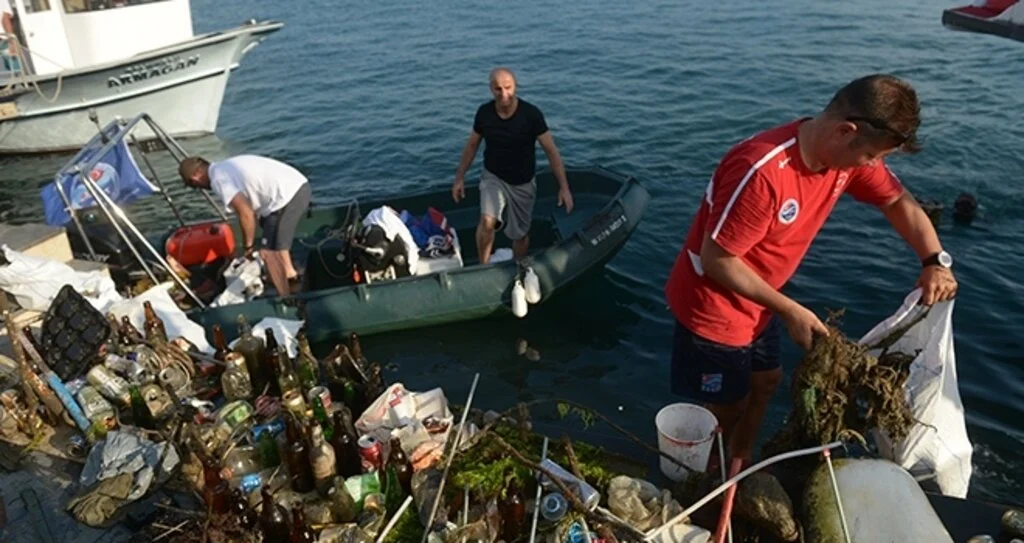 Denizden çuvallar dolusu çöp çıktı