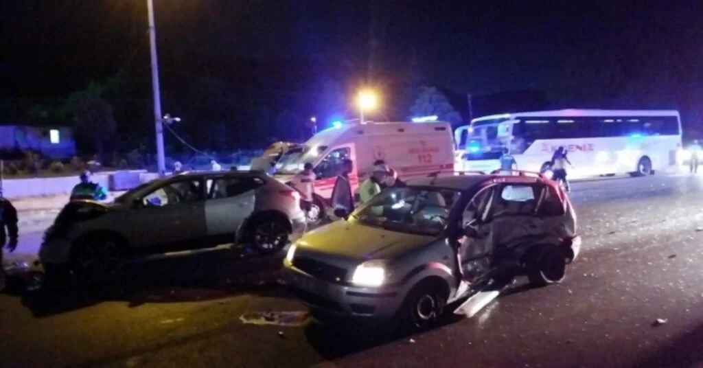 Denizlide Trafik Kazası: 4Ü Çocuk 11 Yaralı