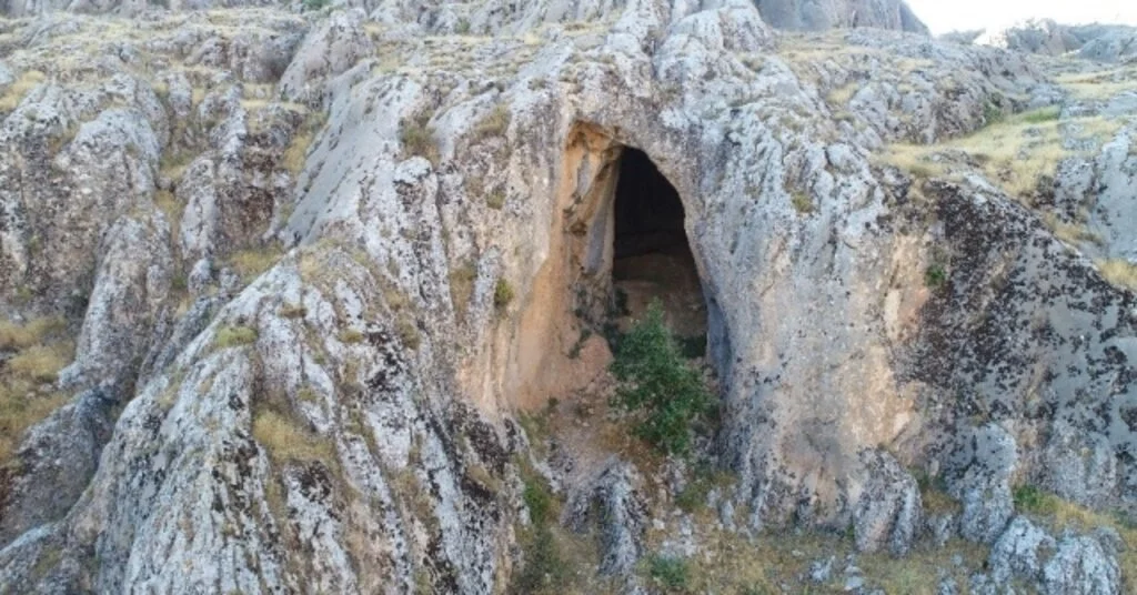 Deve Mağarası Ve Ölbe Vadisi Güzelliği İle Dikkat Çekiyor