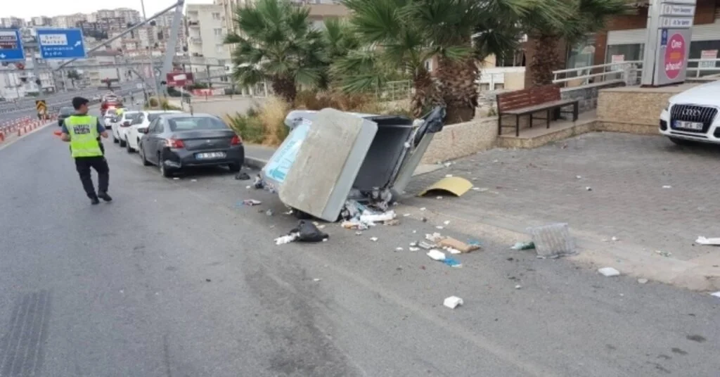 Direksiyon Hakimiyetini Kaybeden Sürücü, Önüne Gelen Herşeye Çarptı