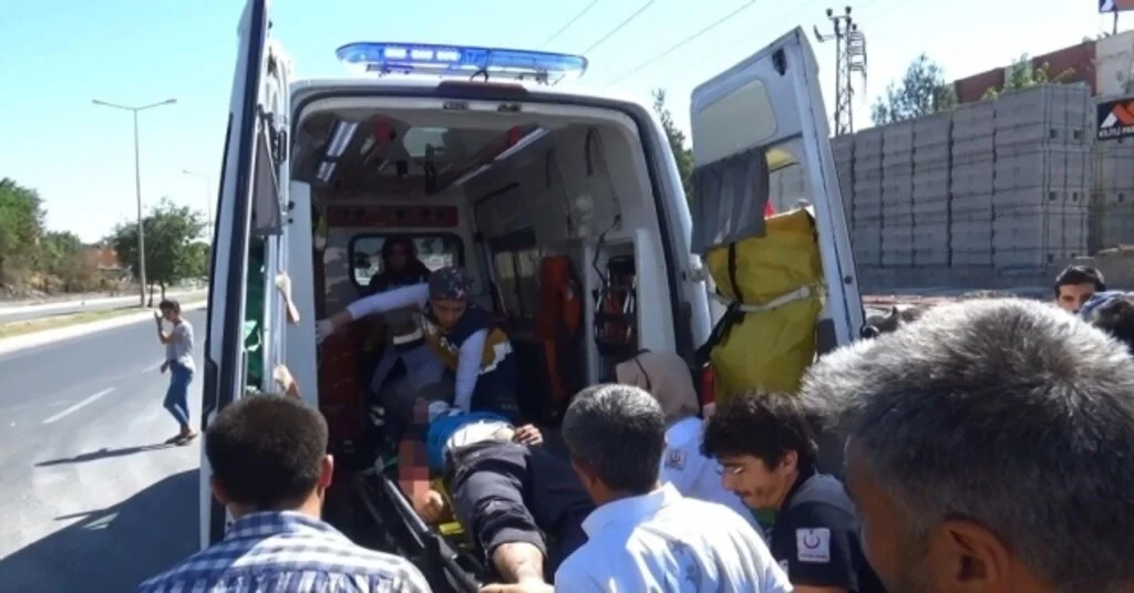 Diyarbakırda Makas Atan Otomobil Yol Kenarındaki Taşlara Çarptı: Baba Öldü, Oğlu Yaralı