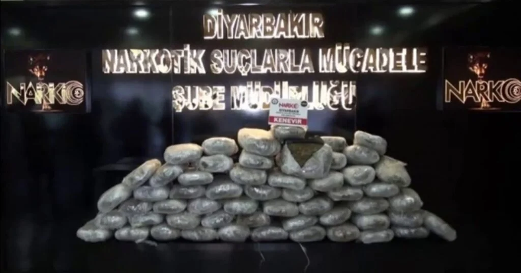 Diyarbakırda Saman Yüklü Araçta 120 Kilogram Esrar Ele Geçirildi