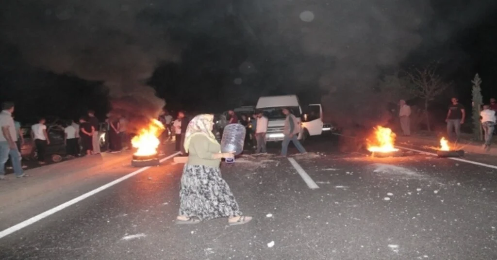 Diyarbakırda Suların Akmadığını İddia Eden Vatandaşlar, Şehirler Arası Yolu Trafiğe Kapattı