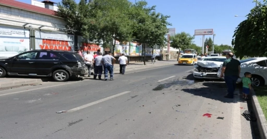 Diyarbakırda Zincirleme Trafik Kazası: 3 Yaralı