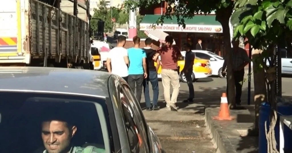 Diyarbakırda Zırhlı Polis Aracına Eyp Ve Silahlı Saldırı: 4 Yaralı