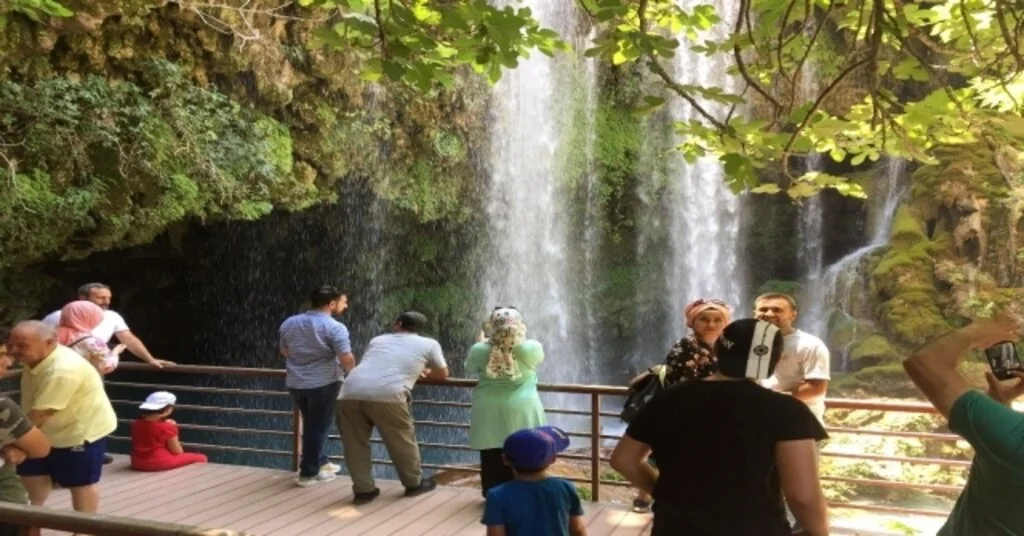 Doğa Harikası Şelale Ziyaretçi Akınına Uğruyor