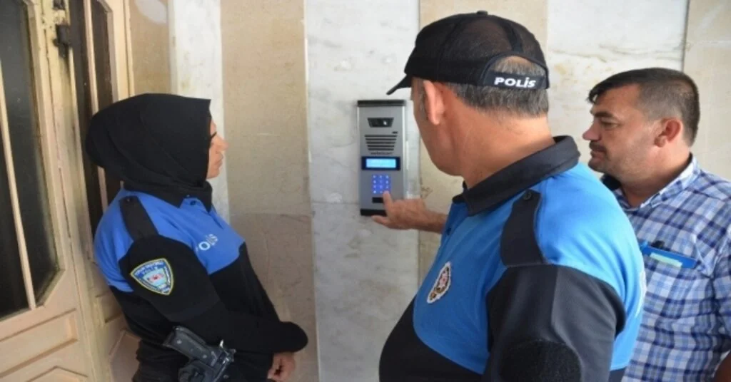 Doğalgazlı Binada Tüpçü Diye Gelen Polise Kapıyı Açtılar