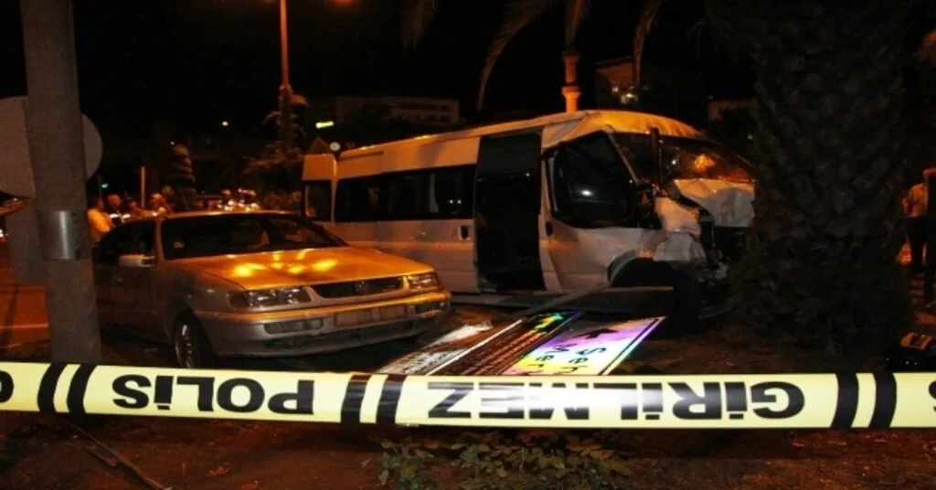 Düğün Dönüşü Kaza: 1 Ölü, 14 Yaralı