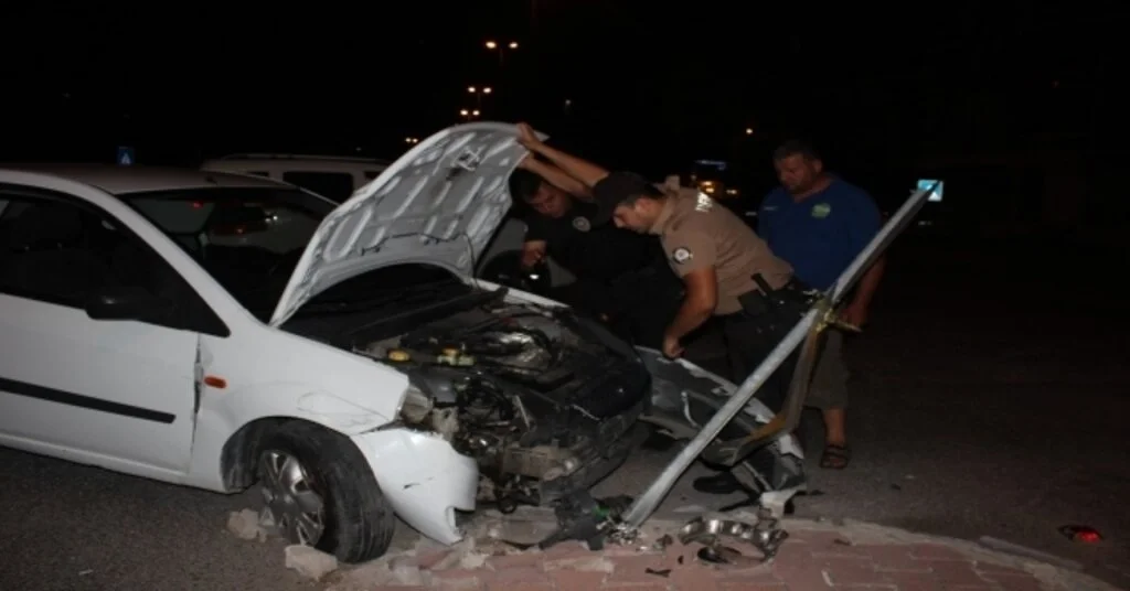 Dur İhtarına Uymayan Sürücü, Polisten Kaçarken Kaza Yaptı