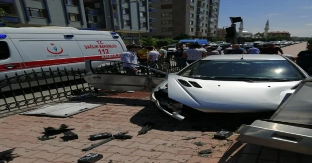 Duvara Çarpan Otomobilin Kaza Anı Araç Kamerasında
