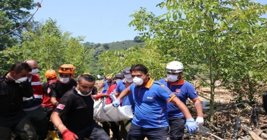Düzcede Dere Yatağında Bulunan Anne Ve Kızının Cesetleri Çıkartıldı