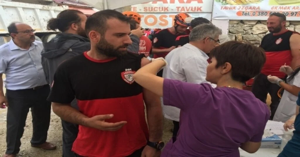 Düzcede Sel Bölgesinde Çalışanlara Tetanoz Aşısı Yapılıyor