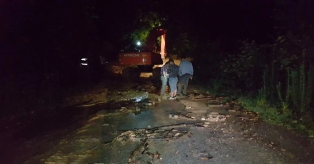 Düzcenin Cumayeri İlçesinde Sel, Heyelana Neden Oldu