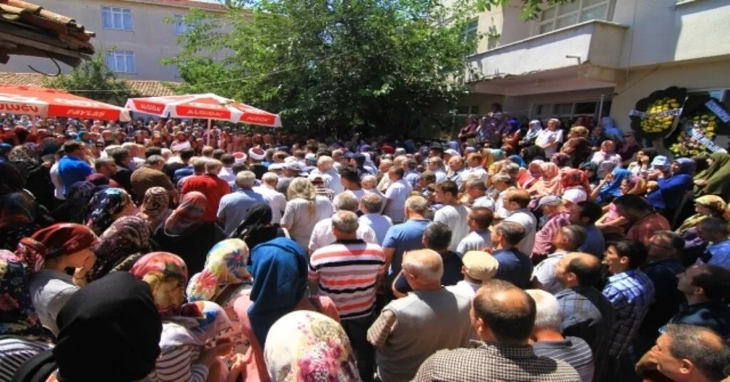 Edirnedeki Kazada Hayatını Kaybeden Aile Toprağa Verildi