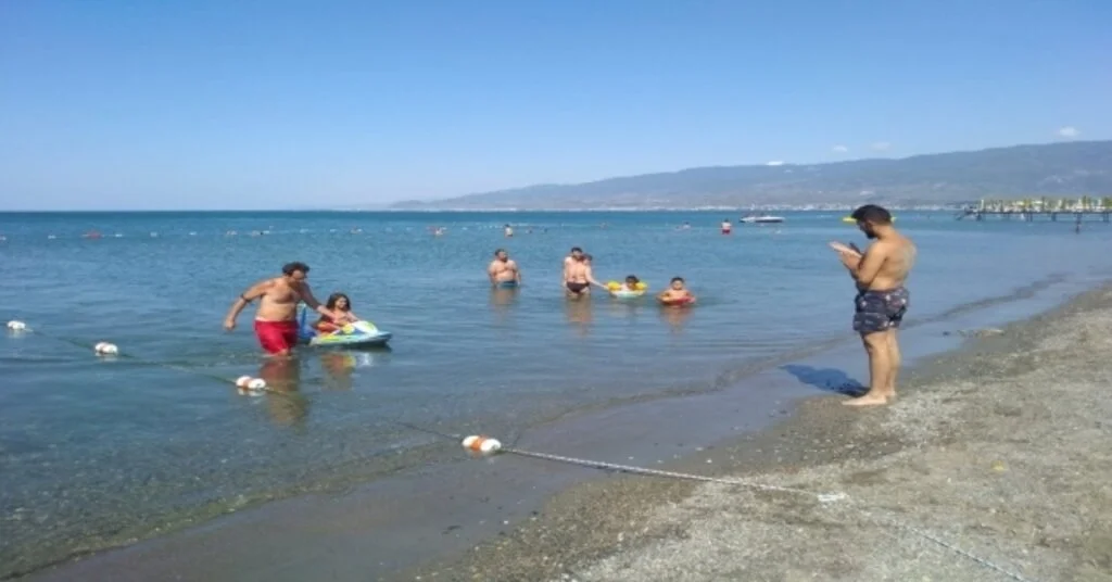 Edremitte Deniz Oyuncağı İle Açılan Çocuğu Cankurtaran Ekibi Kurtardı