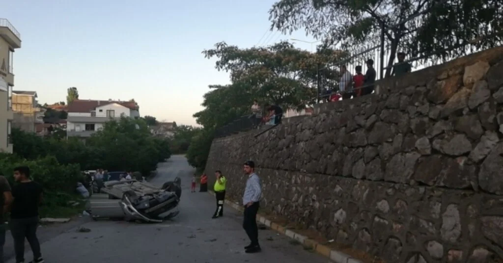 Ehliyetsiz Sürücü Otomobiliyle Duvardan Uçtu: 2 Yaralı