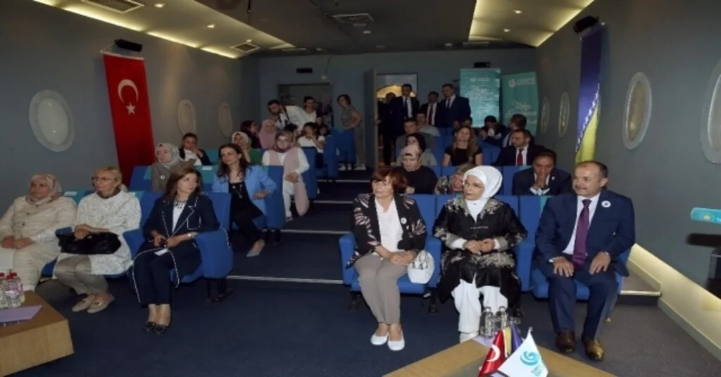 Emine Erdoğandan Yunus Emre Kültür Merkezine Ziyaret