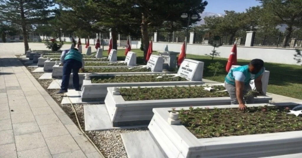 Erzincanda Yükümlüler Şehit Mezarlarını Temizledi