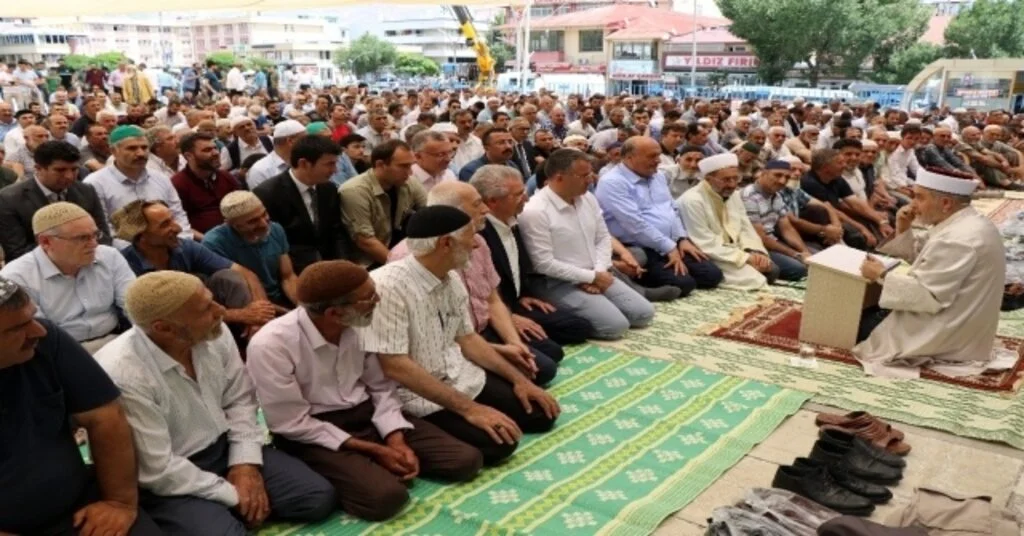 Erzincanlılar Cuma Namazını Meydanda Kıldı