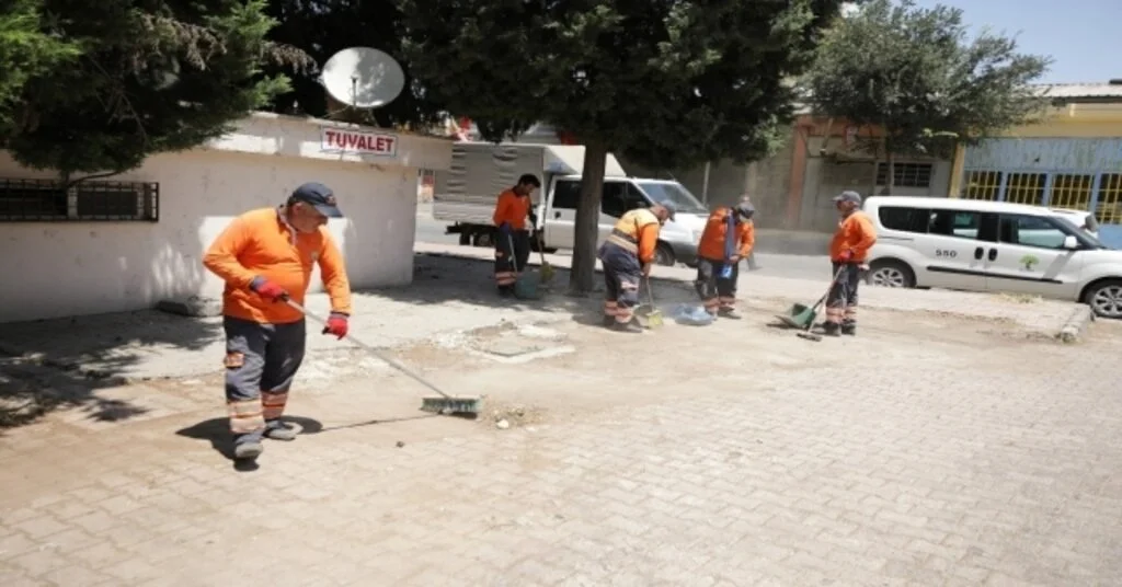 Esnaf Sahredeyken Çalışma Alanı Temizlendi