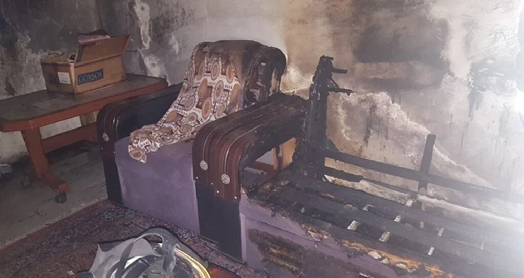Evin iki odası yangında kül oldu 