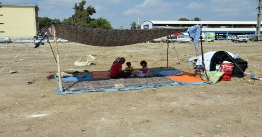 Evsiz Kalan Kadının 6 Çocuğuyla Boş Arsada Yaşam Savaşı