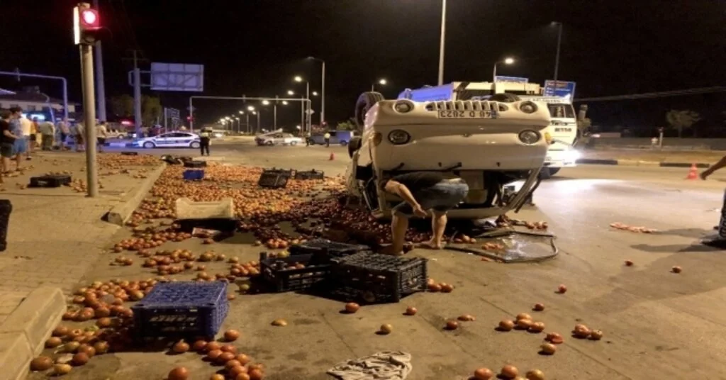 Fethiyede Kamyonet Otomobil Çarpıştı: 4 Yaralı