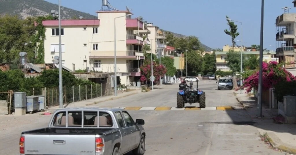 Finikede Yollara Hız Kesici Kasis
