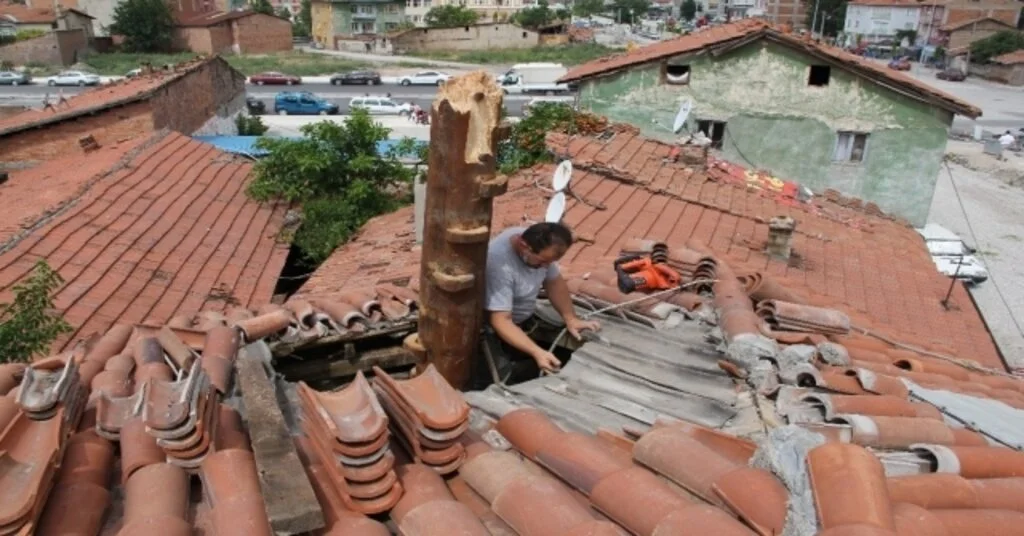 Fırtınadan Minaresi Yıkılan Cami İbadete Kapatıldı