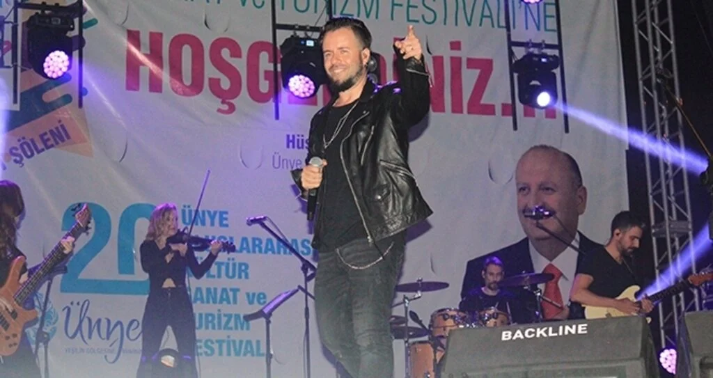 Gece, Emre ile Aydın'landı 