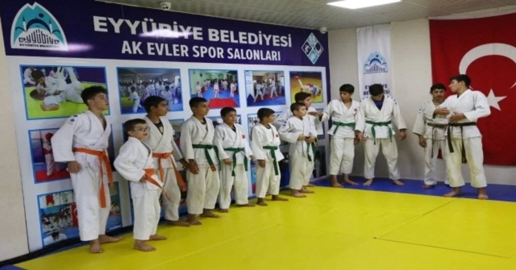 Gençlerden Kuşa Teşekkür