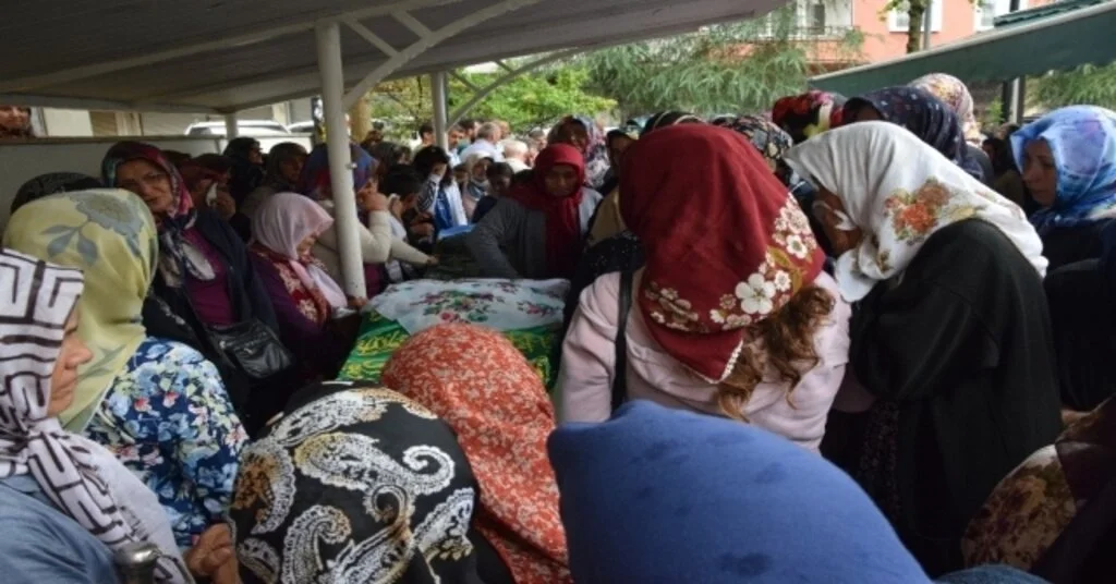 Giresundaki Kazada Hayatını Kaybeden Anne Ve Oğlu Son Yolculuğuna Uğurlandı