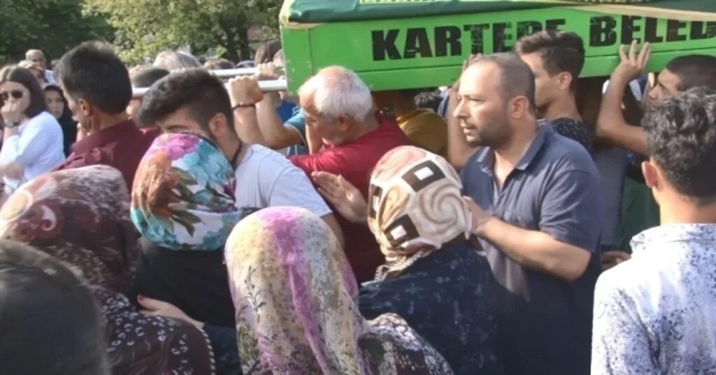 Gölde Boğulan Oğlunu Son Yolculuğuna Gözyaşlarıyla Uğurladı