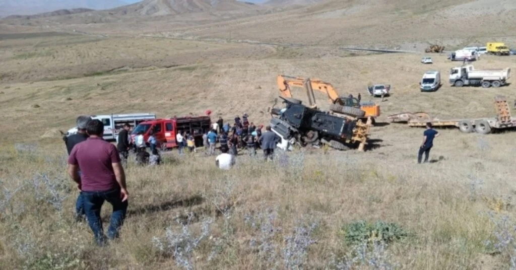 Greyder Yüklü Tır Şarampole Yuvarlandı: 4 Yaralı