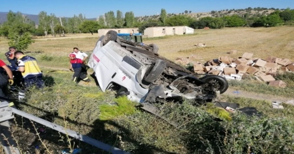 Hafif Ticari Araç Takla Attı: 1 Ölü, 1 Yaralı