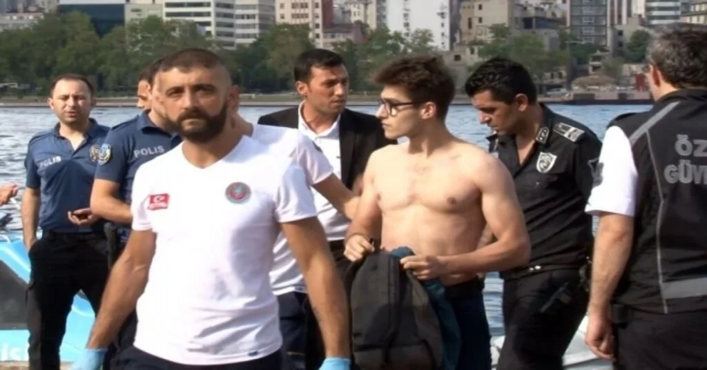 Haliçte Denize Atlayan Genç Kızı Peşinden Atlayarak Kurtardı