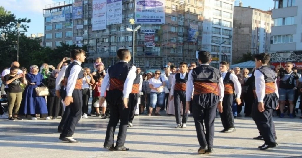 Halk Oyunları Ekibine Coşkulu Karşılama