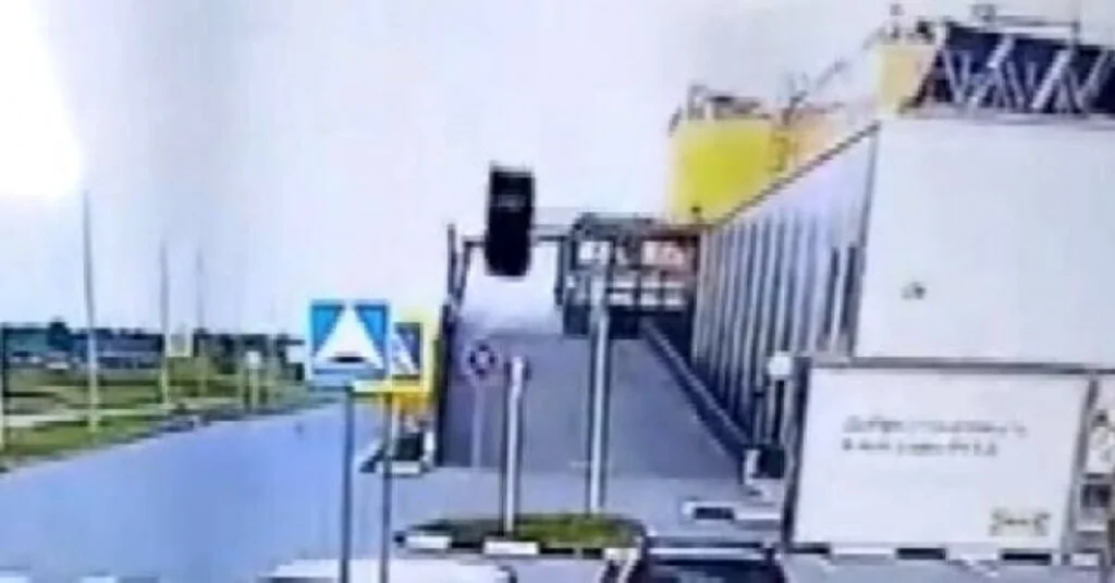 Havalı Bariyere Çarpan Araç Defalarca Takla Attı