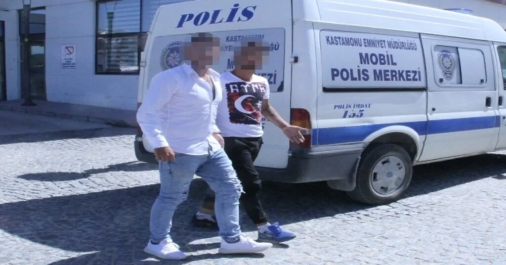 Hırsızlar, Çaldıkları Otomobille Gezerken Yakalandı