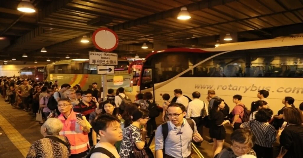 Hong Kongda Protestocular Tren İstasyonlarını Bastı, Ulaşım Felç Oldu