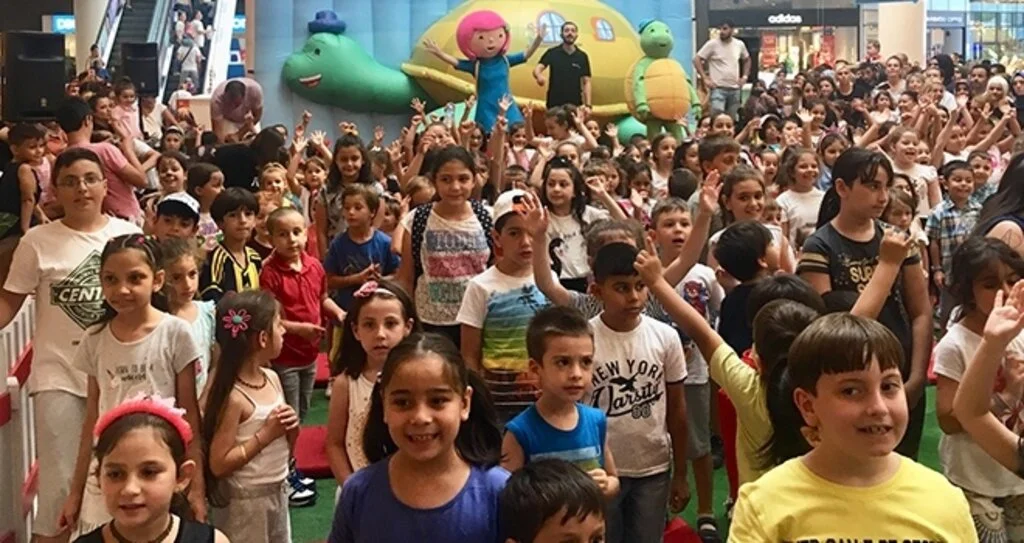 İbi ve Tosi Piazza'da çocuklarla buluştu
