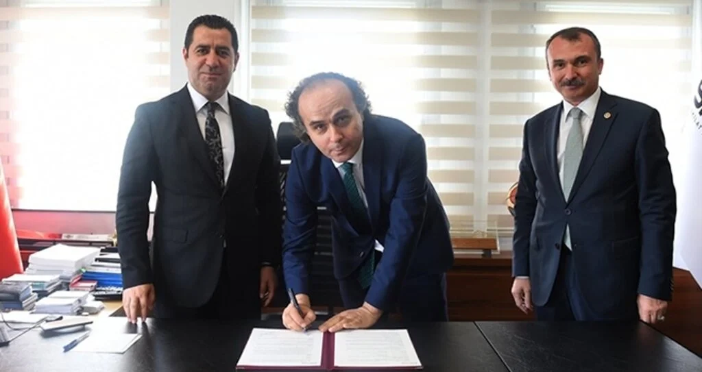 İKİ HALI SAHA İÇİN PROTOKOL İMZALANDI