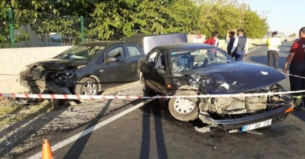 İki Otomobil Çarpıştı: 5 Yaralı