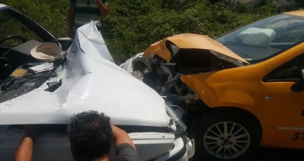 İki otomobil kafa kafaya çarpıştı: 2 yaralı 