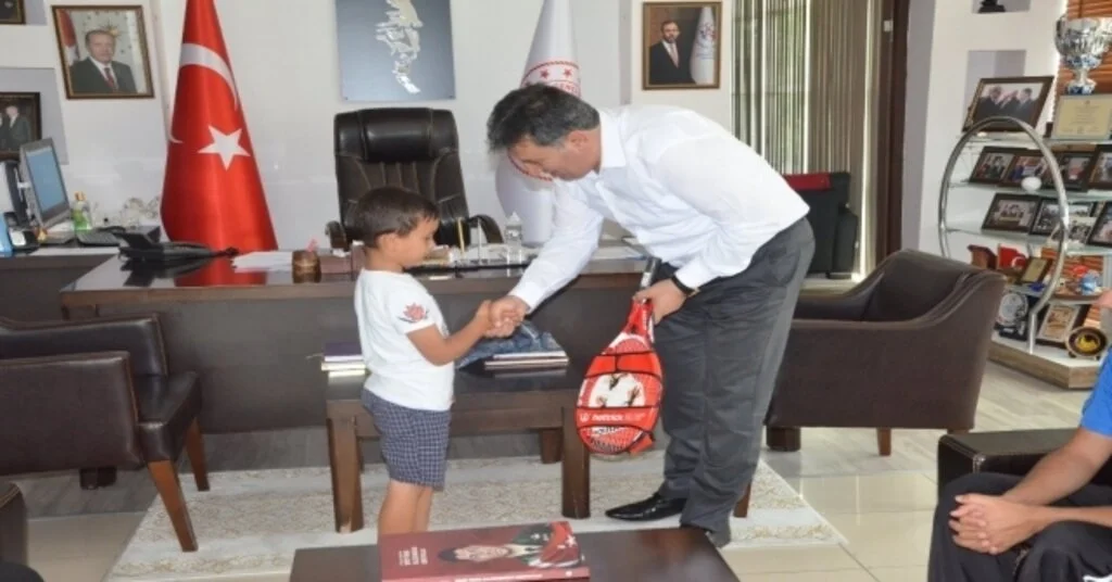 İl Müdürü Eskicinden Minik Tenisçiye Raket Hediyesi