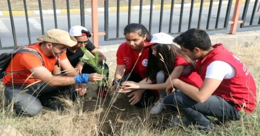 İşinden İstifa Etti, Dünya Barışı İçin Bitliste Fidan Dikti