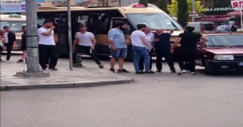 İstanbulda Güpegündüz Cadde Ortasında Yaşanan Kavga Kamerada